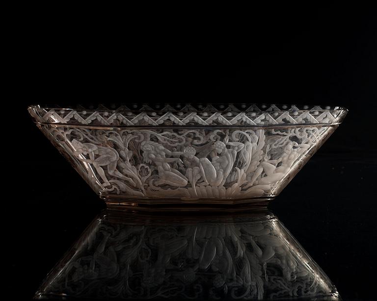 A Simon Gate 'Swedish Grace' engraved glass bowl "Paradise", Orrefors 1925.