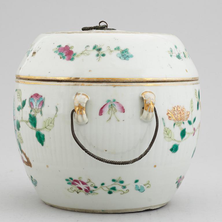 A famille rose jar with cover, late Qing dynasty, circa 1900.