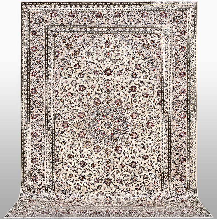 A carpet, Kashan, ca 312 x 200 cm.
