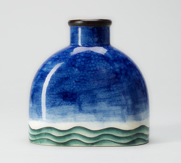 A Richard Ginori creamware vase, Milano, Italy.