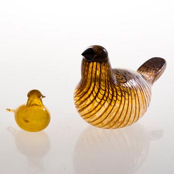 OIVA TOIKKA, A set of two glass birds, signed O Toikka Nuutajärvi.