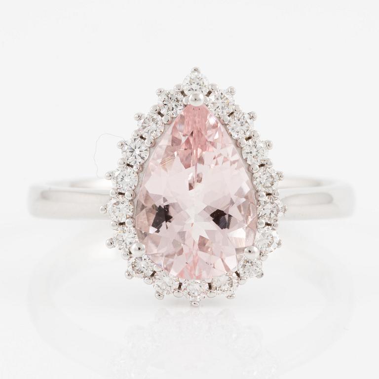 Ring in 18K white gold with a pear-shaped morganite and brilliant-cut diamonds.