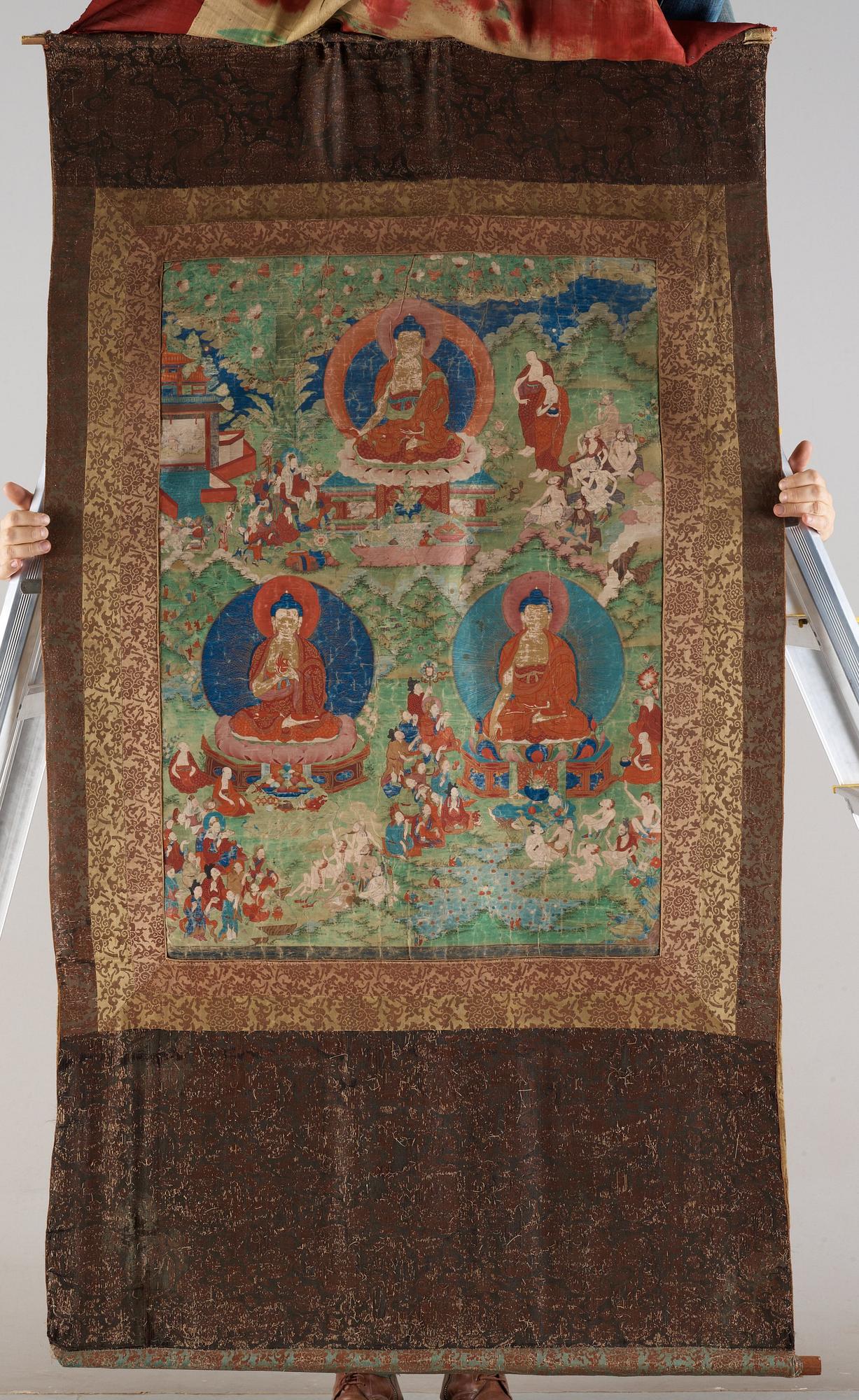 THANGKA. Tibet, troligen 1800-tal. Shakyamuni med lärjeungar och lamor.
