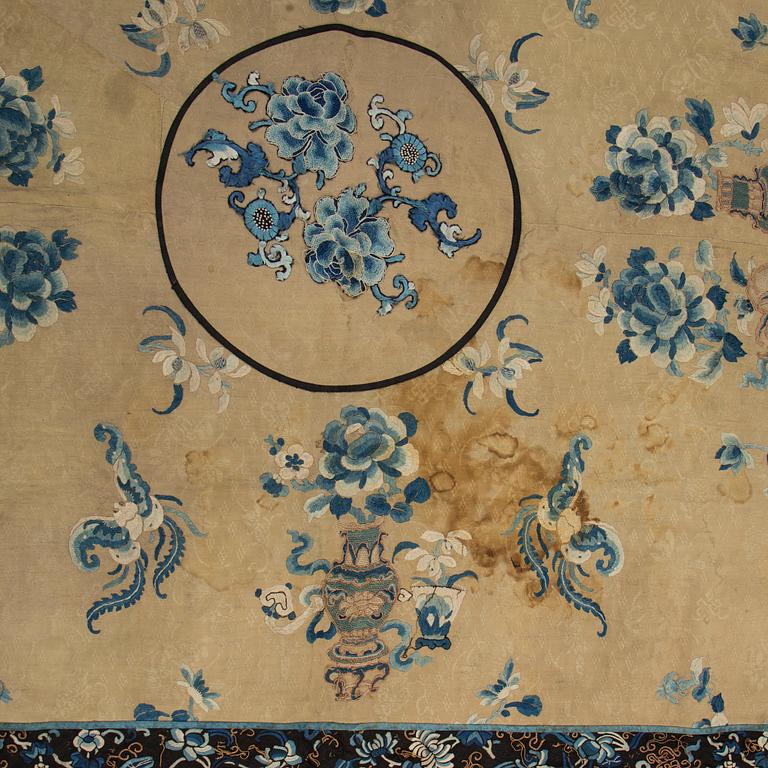 TEXTILIER, två stycken. Kina, Sen Qingdynasti.