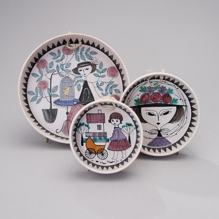LAILA ZINK, A SETT OF THRE WALL PLATES. Signed LZ. Kupittaan Savi, Made in Finland. 1960s.