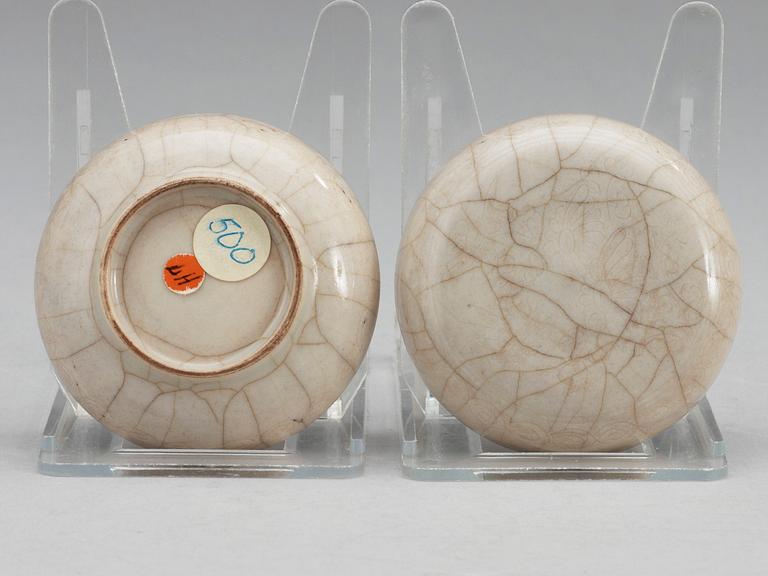 DOSA, keramik, Kina, Yung-Chêng (1723-1735). Utställd på Borås Konstmuseum, "Mittens Rike, 1985". samt VAS, turkos.