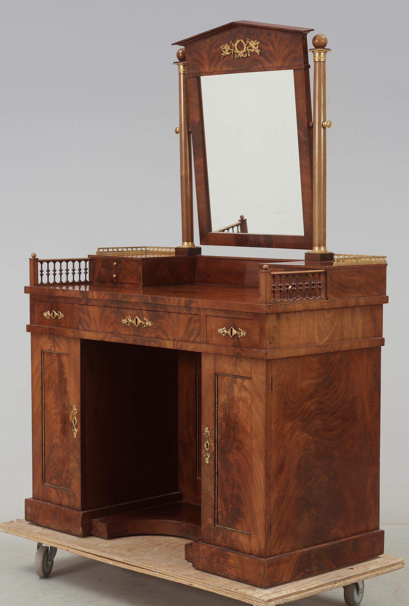 TOALETTBORD, empire, 1800-talets första hälft.