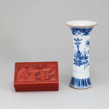 TRUMPETVAS, porslin. Qingdynastin, Qianlong (1736-95), samt DOSA, lack, tidigt 1900-tal.