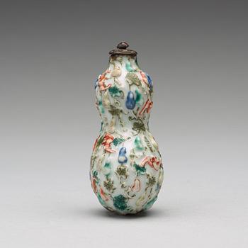 A large famille rose snuff bottle, Qing dynasty, 19th Century.