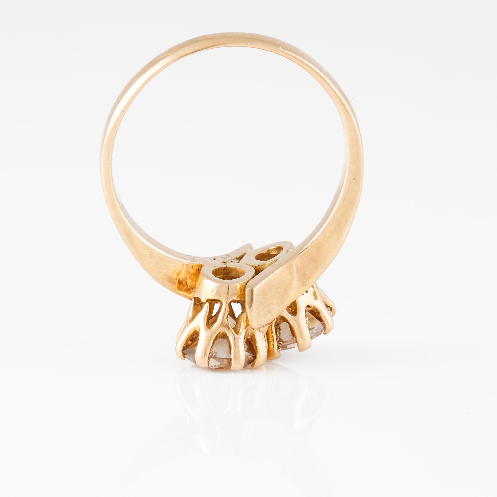RING, 18K guld med bruna briljantslipade diamanter ca 2.00 ct. Vikt 4,8 gram.