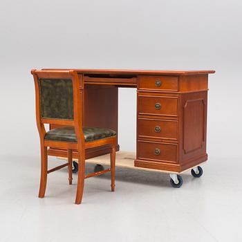 SKRIVBORD samt STOL, engelsk stil, 1970/80-tal.