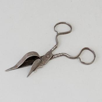 An 17th/18th century candle scissor.