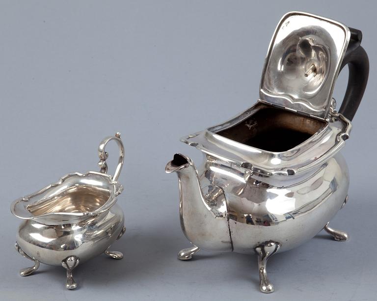 TEKANNA och GRÄDDKANNA, silver, Walker & Hall, Sheffield, England, 1900-talets början, tot vikt c:a 730 g.