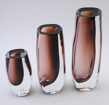 VASER, 3 st, glas, signerade Vicke Lindstrand, Kosta.
