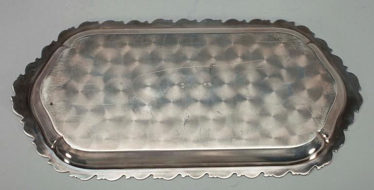 KORG, silver, Hopeavalu, Helsingfors, 1955 samt BRICKA, silver, Auran Kultaseppä Oy, Åbo 1955. Tot. vikt 539g.