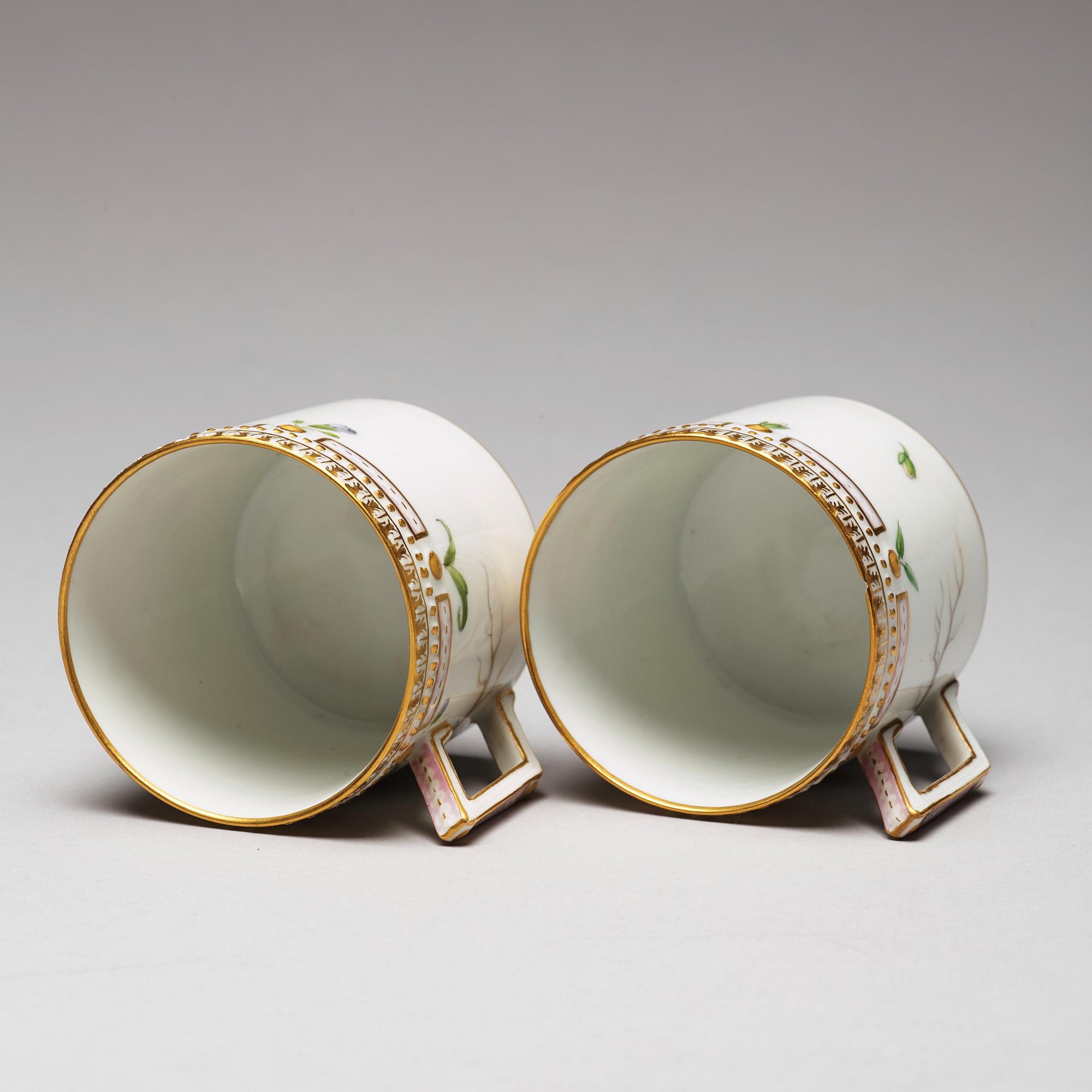 KAFFEKOPPAR med FAT, ett par, porslin. "Flora Danica", Royal Copenhagen, Danmark, 1900-tal.