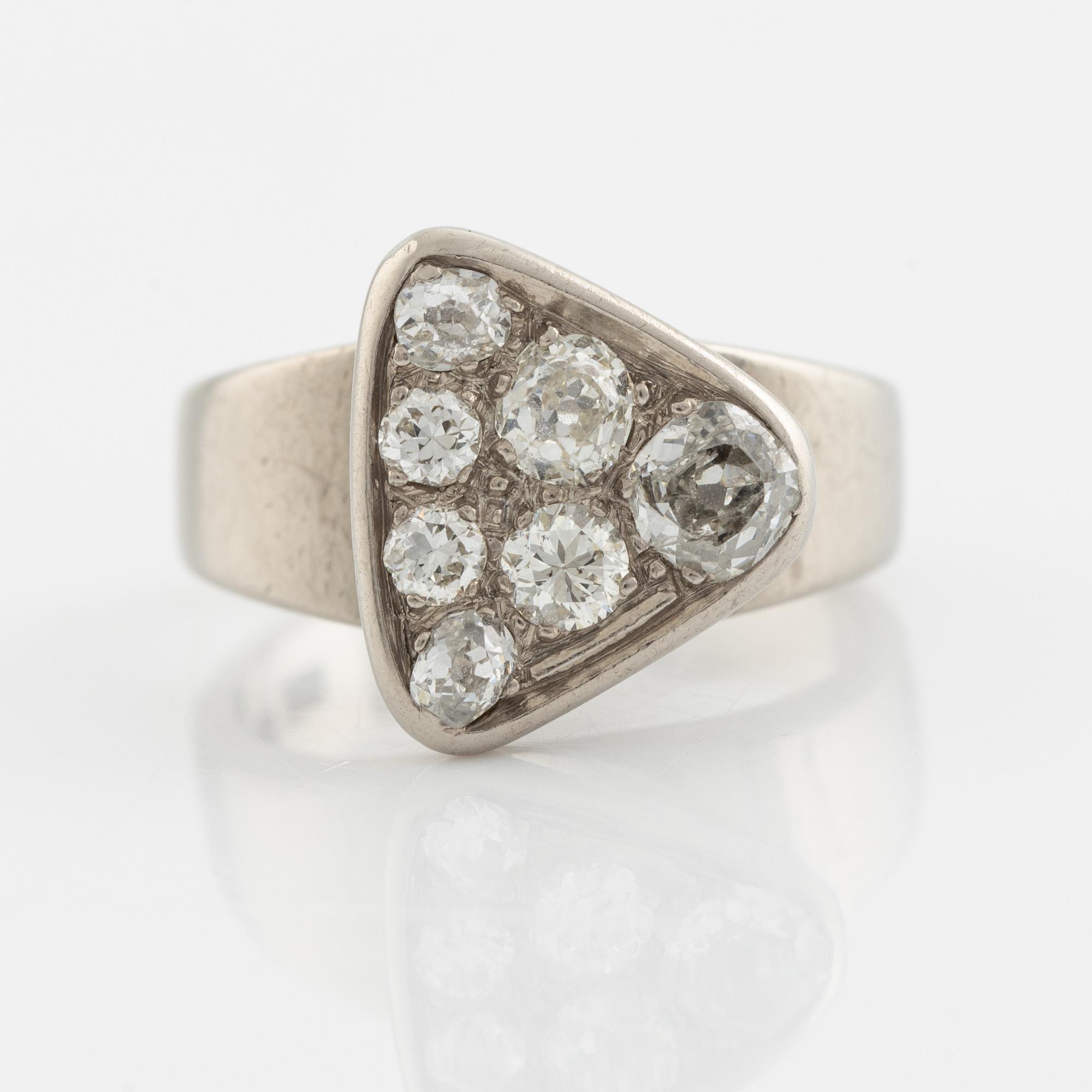 An 18K white gold ring set with diamonds.