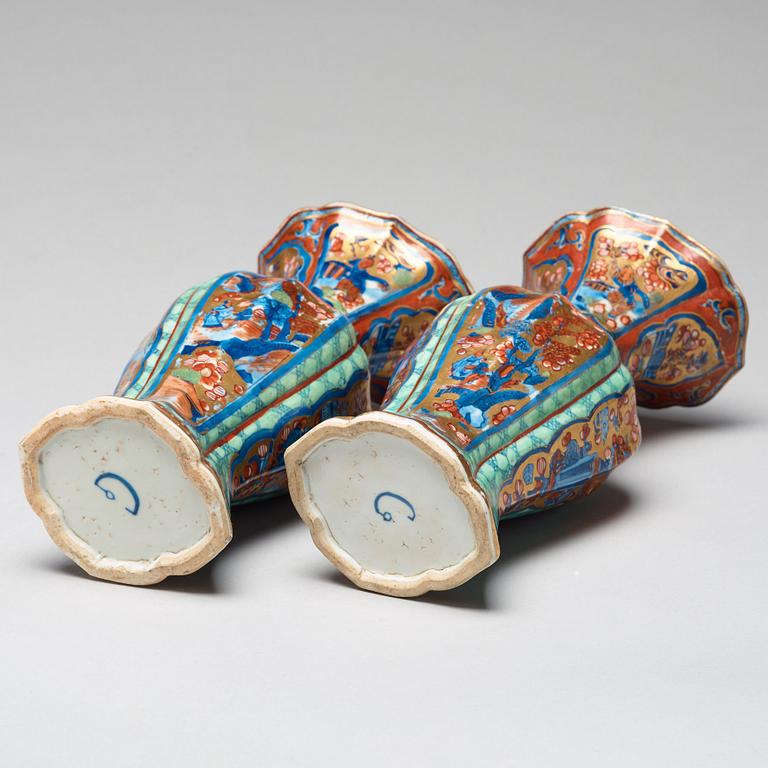 VASER, ett par, porslin. Qingdynastin, Kangxi (1662-1722).