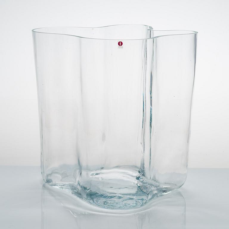 Alvar Aalto, vas 3031, signerad Alvar Aalto 12/1996.