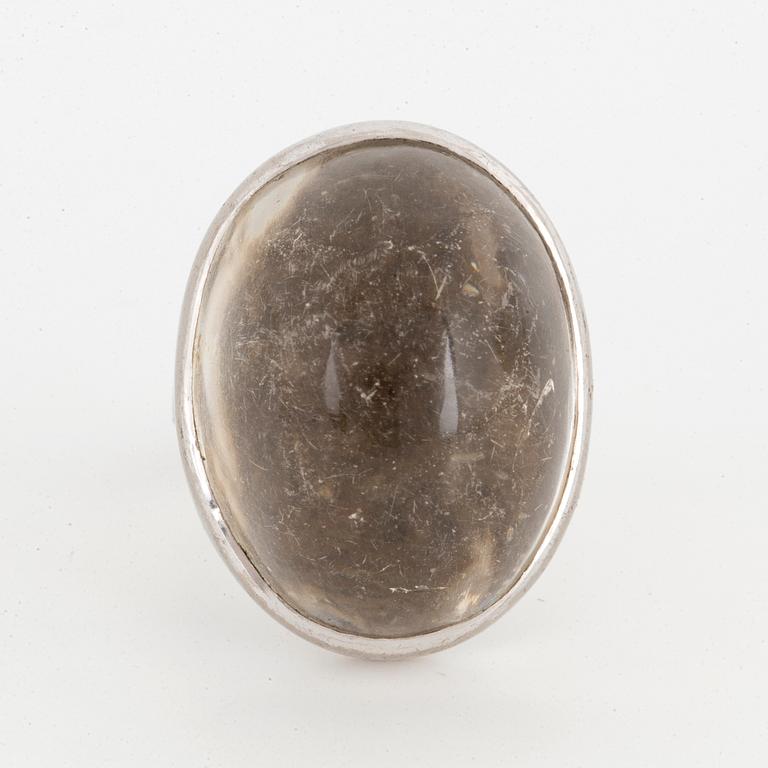 Cabochon-cut moonstone ring.