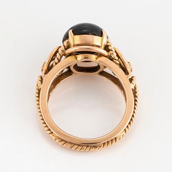Ring 14K guld med en stjärnsafir.