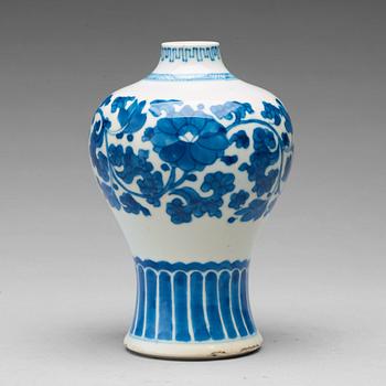 725. A blue and white vase, Qing dynasty, Kangxi (1662-1722).