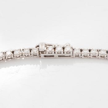 An 18K white gold necklace set with round brilliant-cut diamonds.