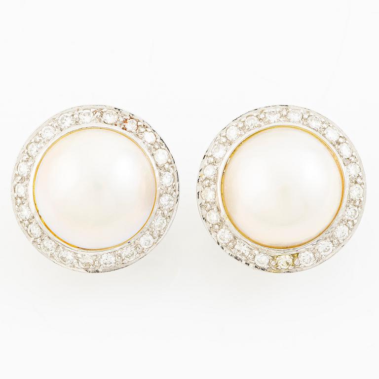 Örhängen 18K vitguld med mabepärlor och runda briljantslipade diamanter.