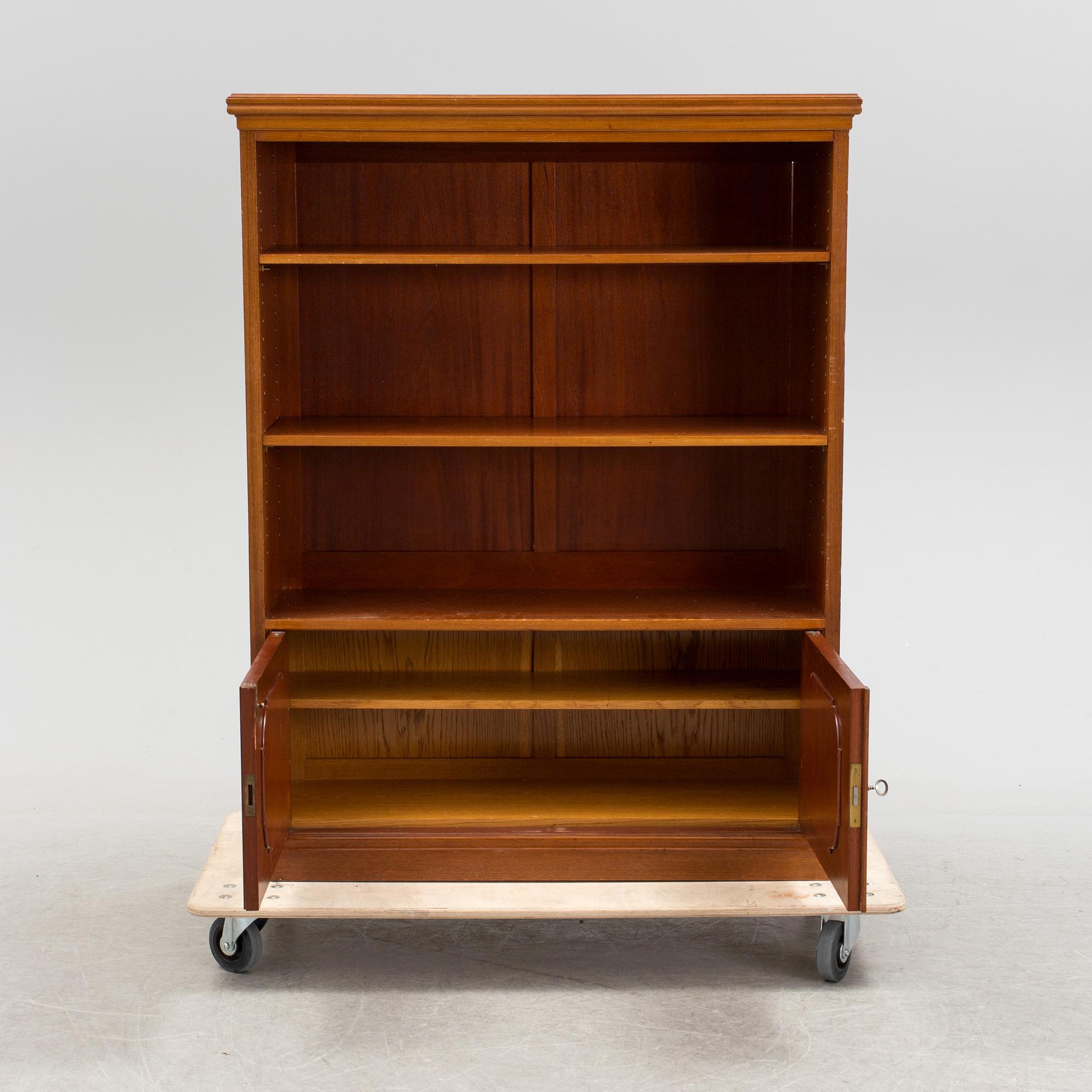 A first half 20th century bookshelf. - Bukowskis