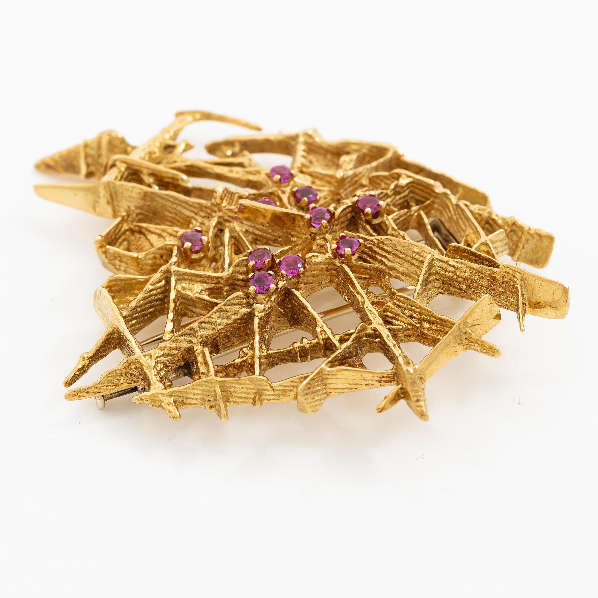 Brosch 18K guld med fasettslipade rubiner.