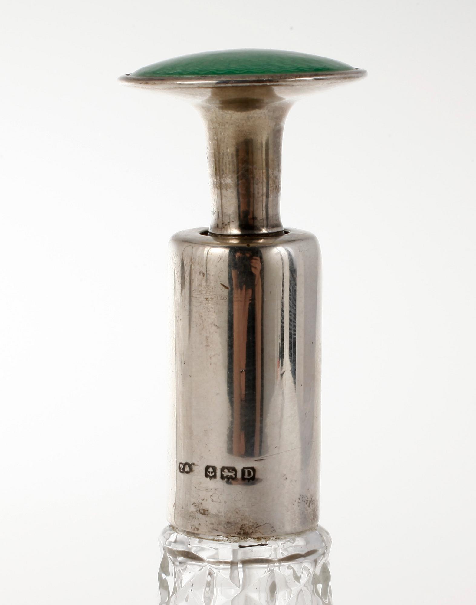 SKÅL samt PARFYMFLAKONG, kristall och silver, Ryssland, 1900-tal; Flakong, Birmingham, 1928.