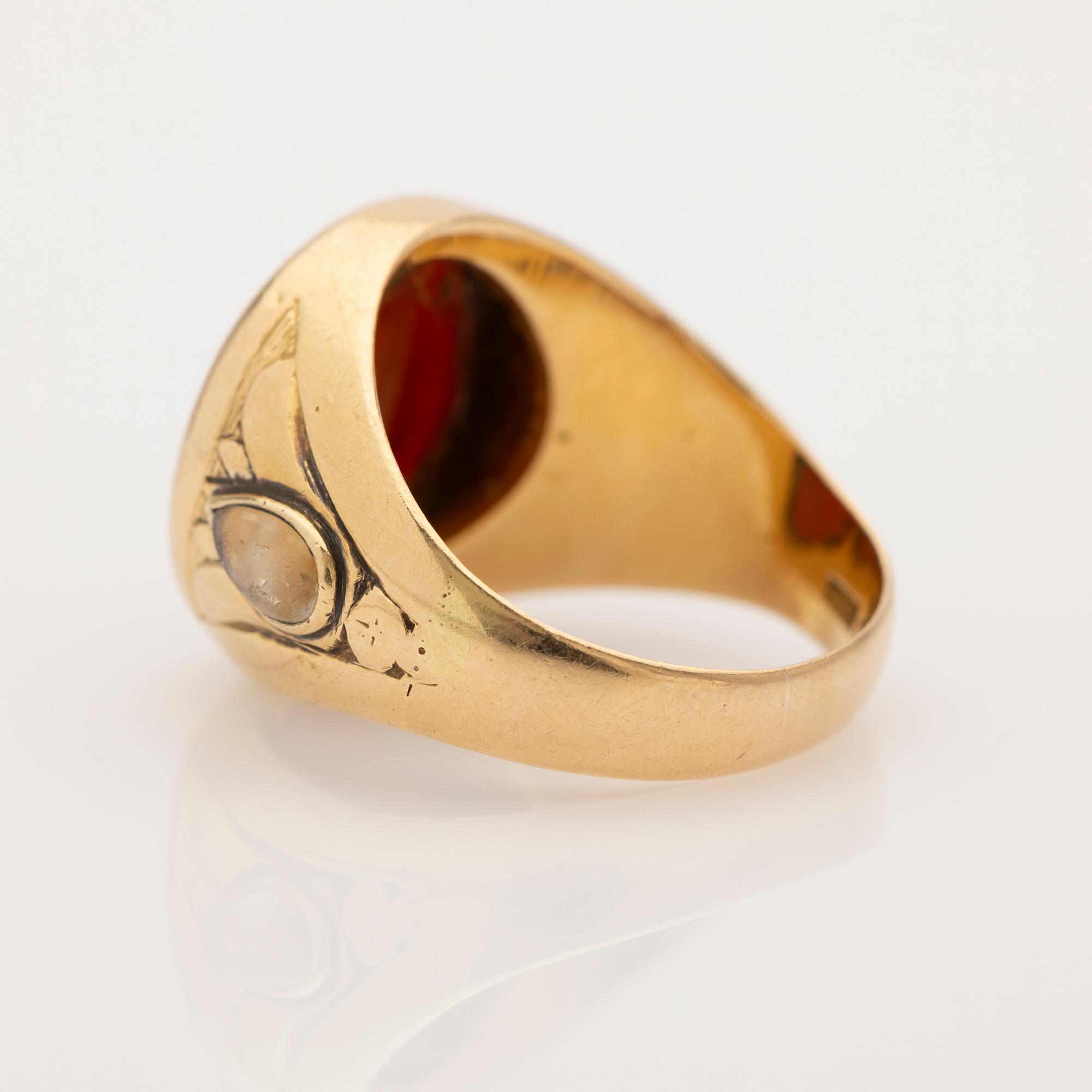 Cocktail ring, 18k gold with red and moonstones.
