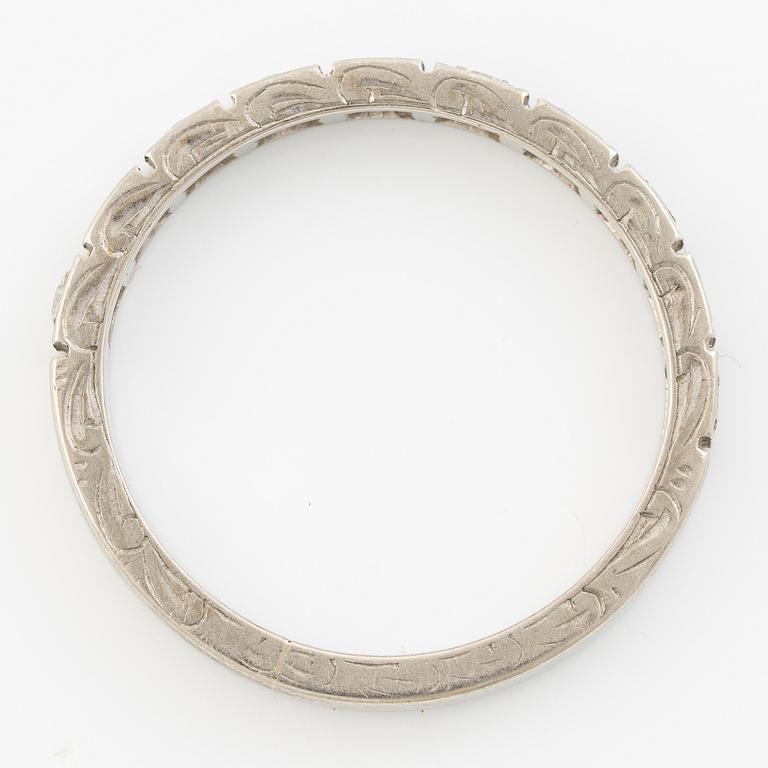 Alliance ring, 18K white gold set with small eight-cut diamonds.