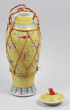 LOCKURNA, porslin, Kina, 1800/1900-tal.