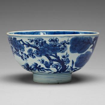 A blue and white Transitional bowl, 17th Century.