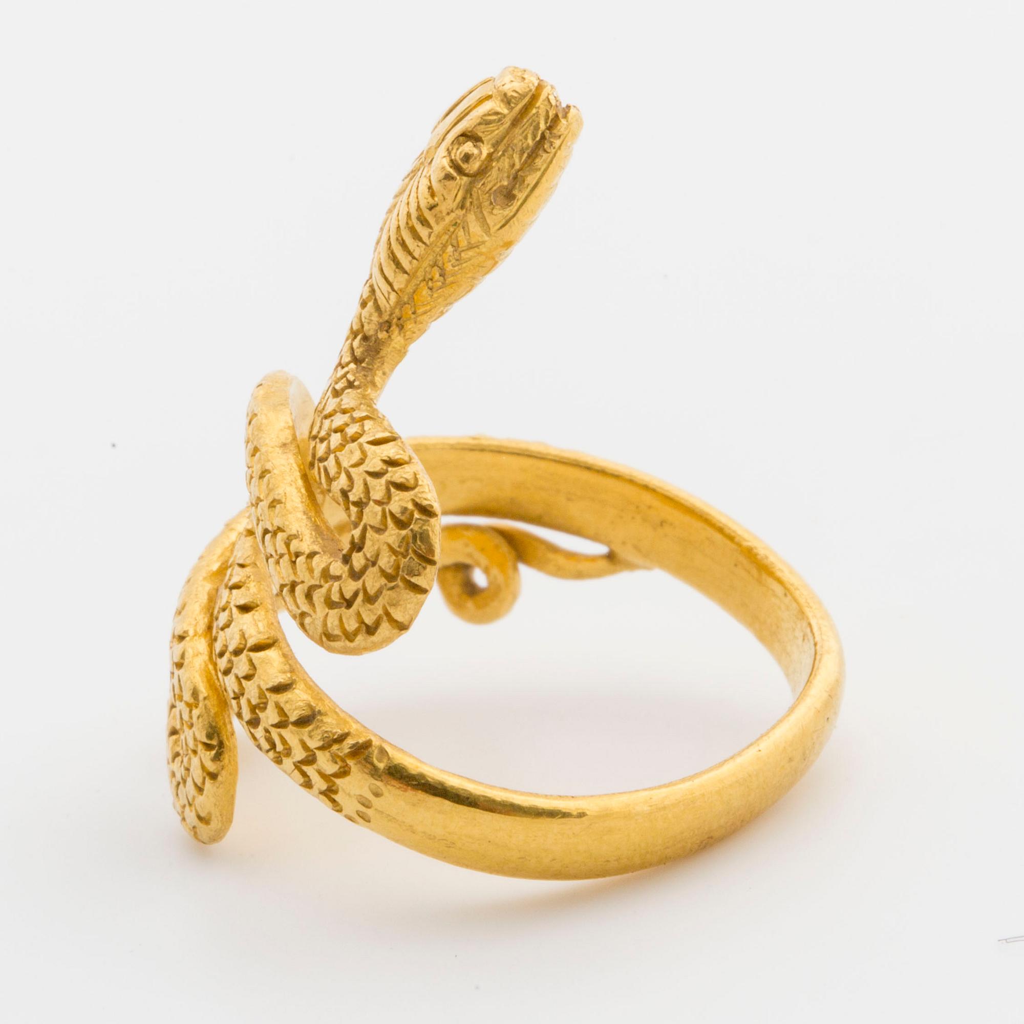 RING 18K gold in a shape of a serpent.