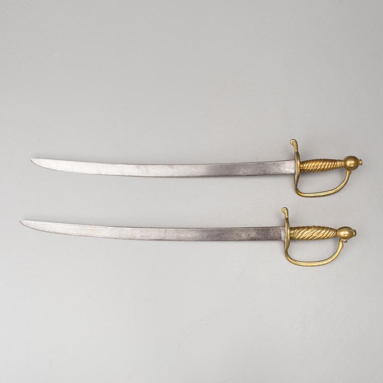 HUGGARE, 2 st snarlika, 1700/1800-tal.