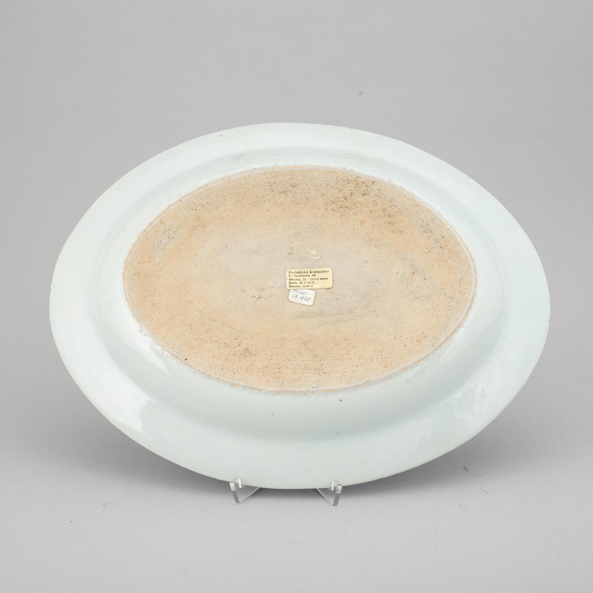 A blue and white export fish dish with inlay, Qing dynasty, Jiaqing (1795-1820).