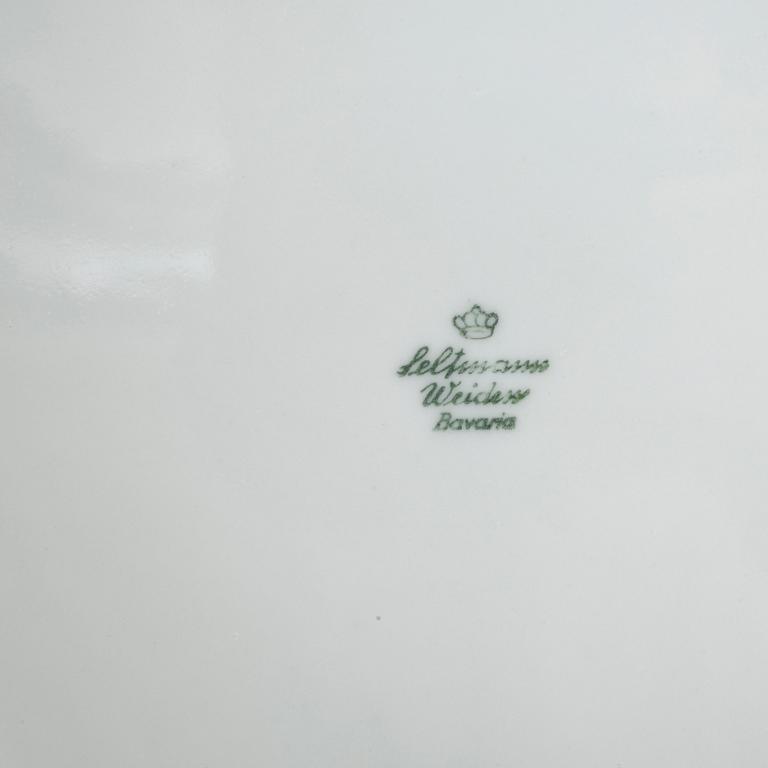 FISKBESTICK samt MATPORSLIN, i schatull, nysilver samt porslin, omkring 1900-talets mitt.