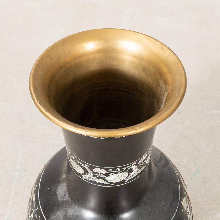 Floor vase East Asia 20th century.