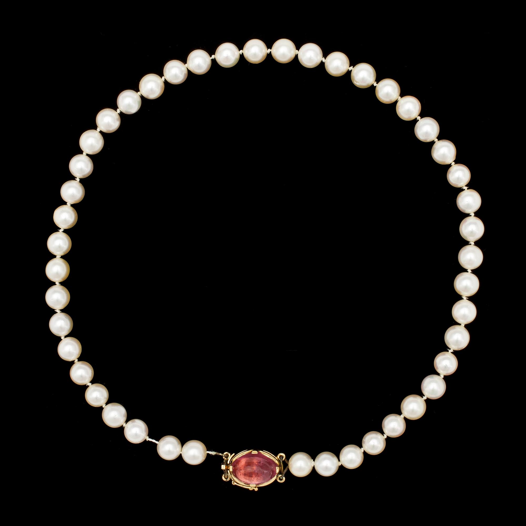 COLLIER, odlade pärlor med lås i 18k guld med rosa turmalin, CF Carlman, 1966.