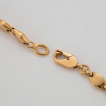 An 18K gold Cartier necklace.