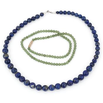 HALSBAND, 2 st, silver och gul metall med jadeit och lapis lazuli.