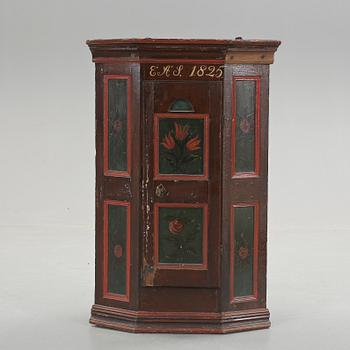 HÖRNHÄNGSKÅP, allmoge, 1800-tal.