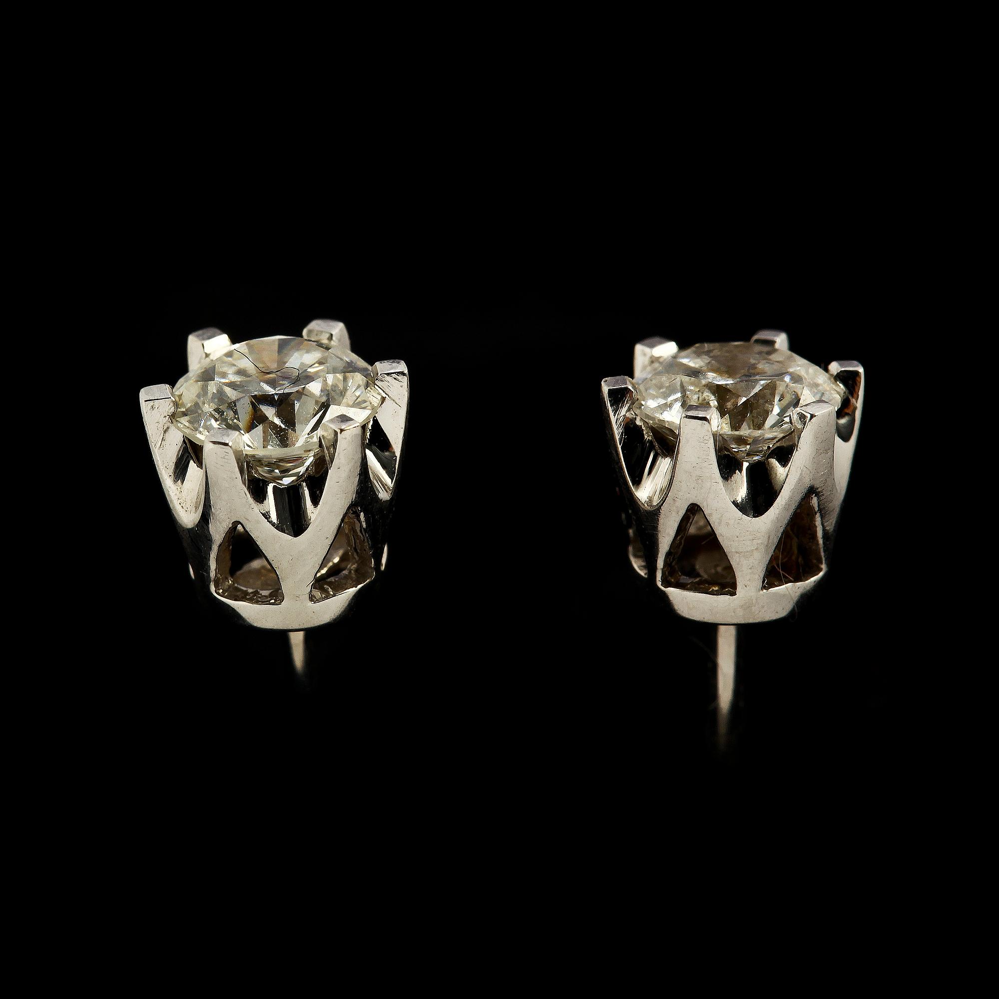 ÖRHÄNGEN, ett par, 18k vitguld med 2 briljantslipade diamanter tot ca 1.0 ct, Albrekts Guld. Vikt 2 g.