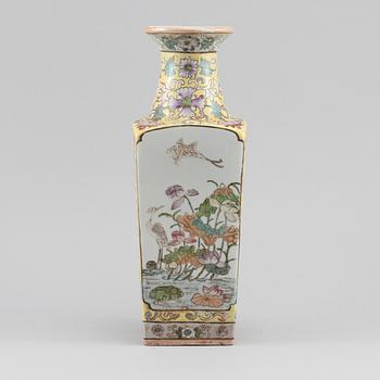 VAS, porslin, Kina, 1900-tal.