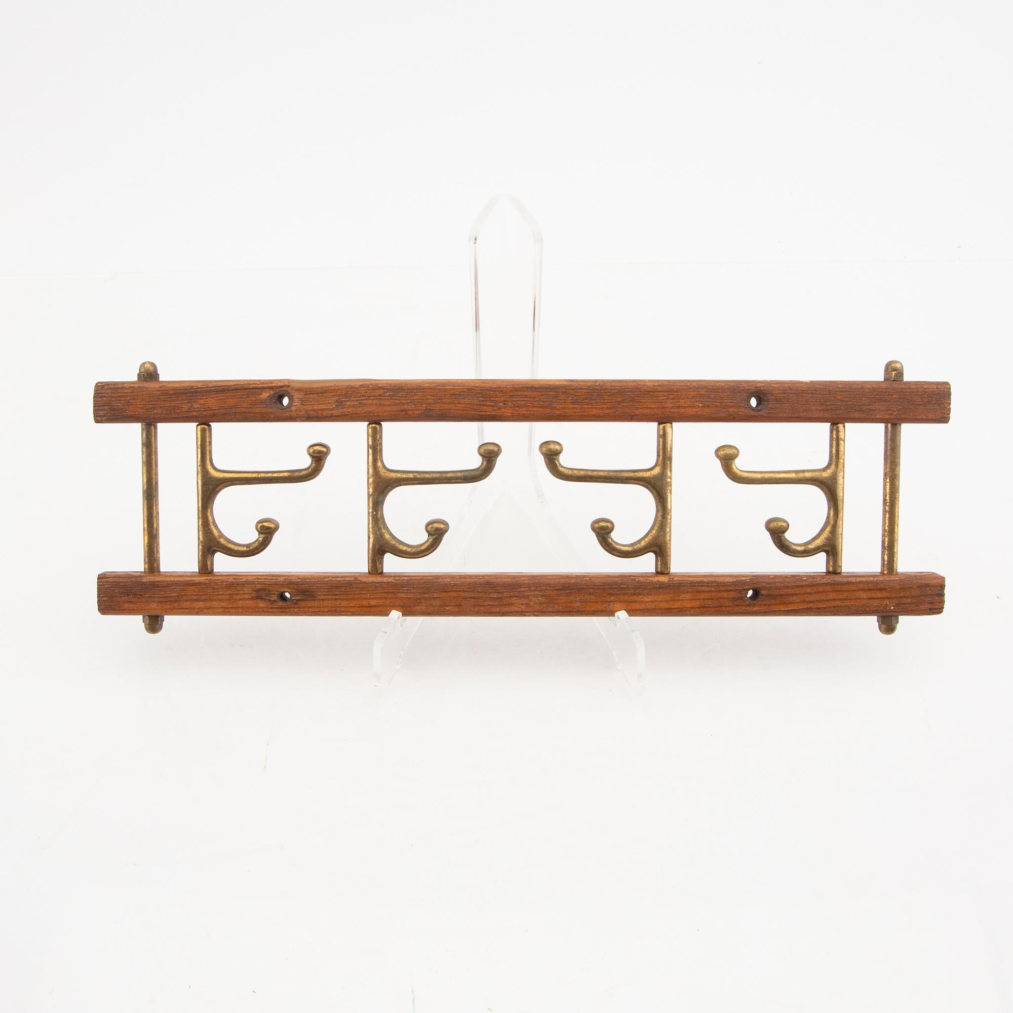 Klädhängare, ett par, "Dekorativ", Skoglunds metallgjuteri, Anderstorp, 1900-talets mitt.