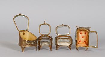 KLOCKFODRAL, 4 stycken, glas och metall 1800/1900-tal.