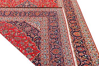 A Kashan carpet, a. 360 x 245 cm.