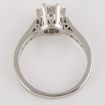 RING, platina med gammalslipad diamanter samt 8 briljantslipade diamanter ct. Vikt 5,0 gram.